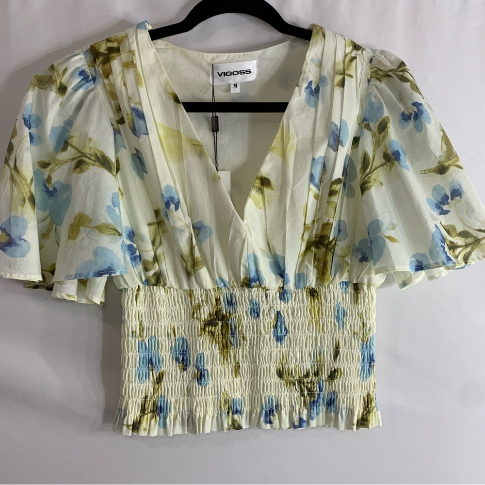 NWT Vigoss Floral Smocked Waist Flutter Sleeve Ivory Blue Floral Blouse, size M